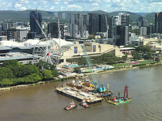 Construction of the Neville Bonner Bridge.