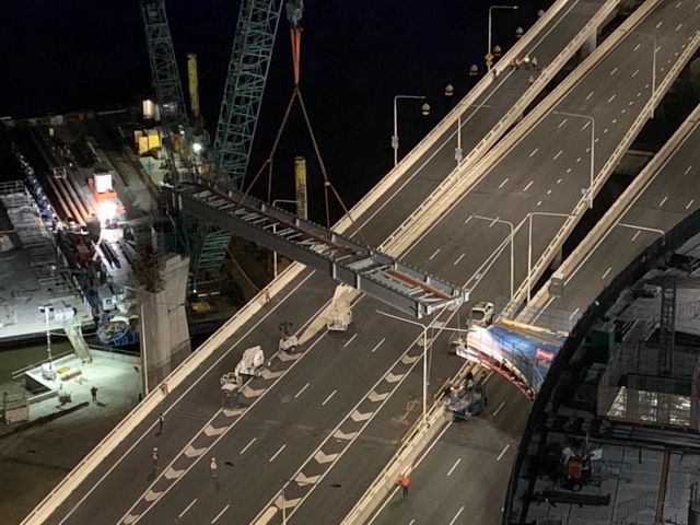 Construction of the Neville Bonner Bridge.