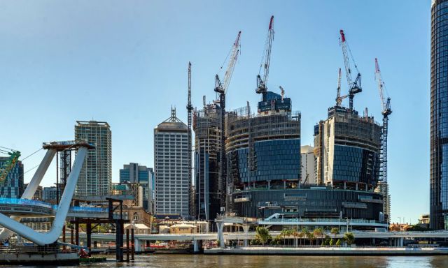 Construction of the Neville Bonner Bridge and Queens Wharf across the river.