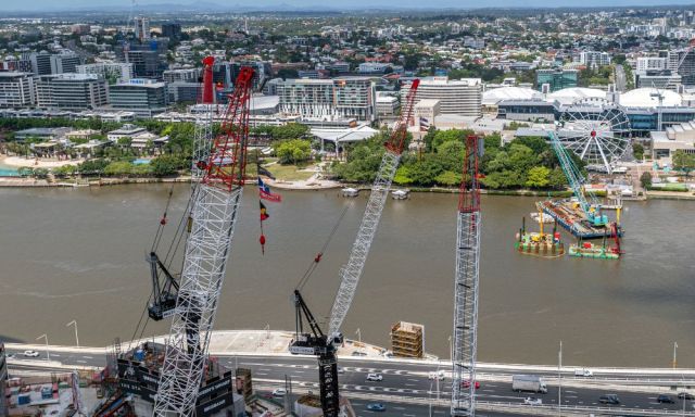 cranes-overlooking-pacific-motorway-and-southbank